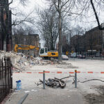 28.01.2023. Katowice. Prace na miejscu wybuchu gazu w trzypiętrowej kamienicy w Katowicach-Szopienicach. Prokuratura Okręgowa w Katowicach wyjaśnia przyczyny wybuchu i zawalenia się budynku plebanii kościoła ewangelicko-augsburskiego, do których doszło 27 stycznia. W katastrofie zginęły dwie osoby zginęły, siedem uratowano / Fot. PAP - Michał Meissner