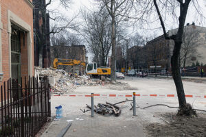 28.01.2023. Katowice. Prace na miejscu wybuchu gazu w trzypiętrowej kamienicy w Katowicach-Szopienicach. Prokuratura Okręgowa w Katowicach wyjaśnia przyczyny wybuchu i zawalenia się budynku plebanii kościoła ewangelicko-augsburskiego, do których doszło 27 stycznia. W katastrofie zginęły dwie osoby zginęły, siedem uratowano / Fot. PAP - Michał Meissner