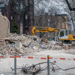 28.01.2023. Katowice. Prace na miejscu wybuchu gazu w trzypiętrowej kamienicy w Katowicach-Szopienicach. Prokuratura Okręgowa w Katowicach wyjaśnia przyczyny wybuchu i zawalenia się budynku plebanii kościoła ewangelicko-augsburskiego, do których doszło 27 stycznia. W katastrofie zginęły dwie osoby zginęły, siedem uratowano / Fot. PAP - Michał Meissner