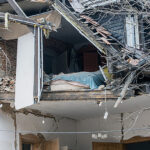 28.01.2023. Katowice. Prace na miejscu wybuchu gazu w trzypiętrowej kamienicy w Katowicach-Szopienicach. Prokuratura Okręgowa w Katowicach wyjaśnia przyczyny wybuchu i zawalenia się budynku plebanii kościoła ewangelicko-augsburskiego, do których doszło 27 stycznia. W katastrofie zginęły dwie osoby zginęły, siedem uratowano / Fot. PAP - Michał Meissner