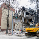 28.01.2023. Katowice. Prace na miejscu wybuchu gazu w trzypiętrowej kamienicy w Katowicach-Szopienicach. Prokuratura Okręgowa w Katowicach wyjaśnia przyczyny wybuchu i zawalenia się budynku plebanii kościoła ewangelicko-augsburskiego, do których doszło 27 stycznia. W katastrofie zginęły dwie osoby zginęły, siedem uratowano / Fot. PAP - Michał Meissner