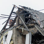 28.01.2023. Katowice. Prace na miejscu wybuchu gazu w trzypiętrowej kamienicy w Katowicach-Szopienicach. Prokuratura Okręgowa w Katowicach wyjaśnia przyczyny wybuchu i zawalenia się budynku plebanii kościoła ewangelicko-augsburskiego, do których doszło 27 stycznia. W katastrofie zginęły dwie osoby zginęły, siedem uratowano / Fot. PAP - Michał Meissner