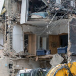 28.01.2023. Katowice. Prace na miejscu wybuchu gazu w trzypiętrowej kamienicy w Katowicach-Szopienicach. Prokuratura Okręgowa w Katowicach wyjaśnia przyczyny wybuchu i zawalenia się budynku plebanii kościoła ewangelicko-augsburskiego, do których doszło 27 stycznia. W katastrofie zginęły dwie osoby zginęły, siedem uratowano / Fot. PAP - Michał Meissner