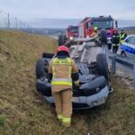 16.01.2023. Wodzisław. Dachowanie samochodu osobowego / Fot. PSP Jędrzejów