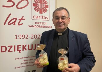 Ks. Bogusław Pitucha prezentuje wielkanocne baranki z białej czekolady przygotowane przez Caritas Diecezji Sandomierskiej / Fot. Grażyna Szlęzak - Radio Kielce