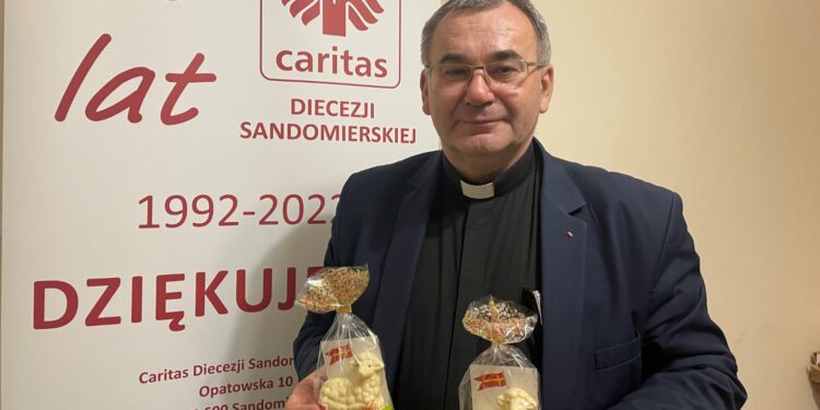 Ks. Bogusław Pitucha prezentuje wielkanocne baranki z białej czekolady przygotowane przez Caritas Diecezji Sandomierskiej / Fot. Grażyna Szlęzak - Radio Kielce