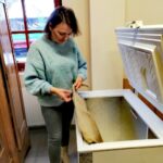 02.02.2023. Tokarnia. Wioletta Brzezińska-Marjanowska prezentuje działanie zamrażarki / Fot. Dorota Klusek - Radio Kielce