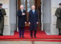 21.02.2023. Warszawa. Prezydent Stanów Zjednoczonych Joe Biden i prezydent RP Andrzej Duda podczas powitania przed Pałacem Prezydenckim / Fot. Andrzej Lange - PAP