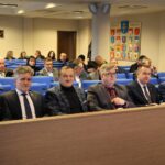 20.02.2023. Kielce. Nadzwyczajna sesja rady powiatu. Na zdjęciu (od lewej): poseł Mariusz Gosek - Solidarna Polska, senator Krzysztof Słoń - PiS, Mirosław Gębski - starosta kielecki, Tomasz Pleban - wicestarosta kielecki, Cezary Majcher - członek zarządu powiatu, Stefan Bak - członek zarządu powiatu / Fot. Starostwo Powiatowe w Kielcach