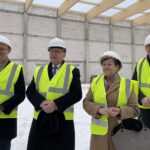 10.02.2023. Końskie. Wizytacja placu budowy hali sportowej. Na zdjęciu (od lewej): Piotr Wawrzyk - wiceminister spraw zagranicznych, Krzysztof Obratański - burmistrz Końskich, Helena Obara - przewodnicząca NSZZ Solidarność - delegatura w Końskich, Tomasz Szatkowski - prezes PEC w Końskich / Fot. Kamil Król - Radio Kielce