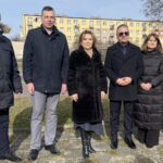 16.02.2023. Skarżysko-Kamienna. Konferencja nt. środków z programu Sportowa Polska. Na zdjęciu (od lewej): Łukasz Korus - dyrektor biura poselskiego Anny Krupki, Adam Ciok - członek zarządu powiatu skarżyskiego, Anna Krupka - wiceminister sportu i turystyki, Artur Berus - starosta skarżyski, Halina Sieczka - dyrektor ZSSU, Katarzyna Bilska - członek zarządu powiatu skarżyskiego / Fot. Anna Głąb - Radio Kielce