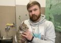 Na zdjęciu: Bartłomiej Budziosz, pracownik schroniska dla bezdomnych zwierząt w Dyminach / Fot. Daniel Lenart - Radio Kielce
