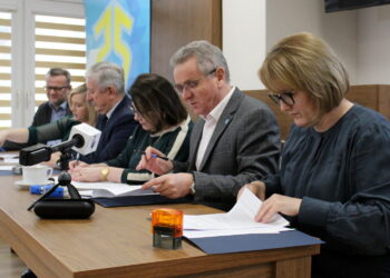 Włodzimierz Badurak (na zdjęciu drugi od prawej) został ponownie burmistrzem Pińczowa