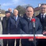 23.02.2023. Sandomierz. Otwarcie ulicy Różanej / Fot. Grażyna Szlęzak - Radio Kielce. Na zdjęciu (od lewej): radni powiatowi Anna Glibowska i Jan Mączka, Paweł Niedźwiedź - wicestarosta sandomierski, Tomasz Huk - przewodniczący Rady Powiatu, poseł Marek Kwitek, Marcin Piwnik - starosta sandomierski / Fot. Grażyna Szlęzak - Radio Kielce