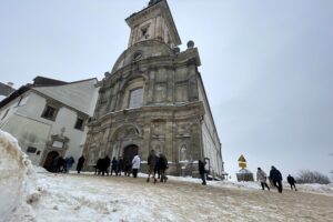 11.02.2023. Święty Krzyż. Turyści / Fot. Michał Kita - Radio Kielce