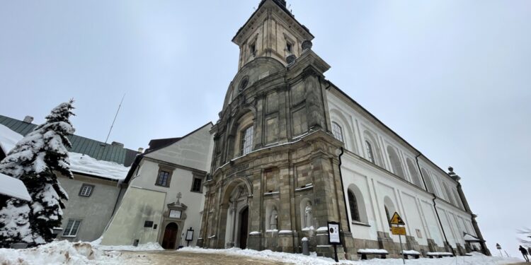 11.02.2023. Święty Krzyż. Turyści / Fot. Michał Kita - Radio Kielce