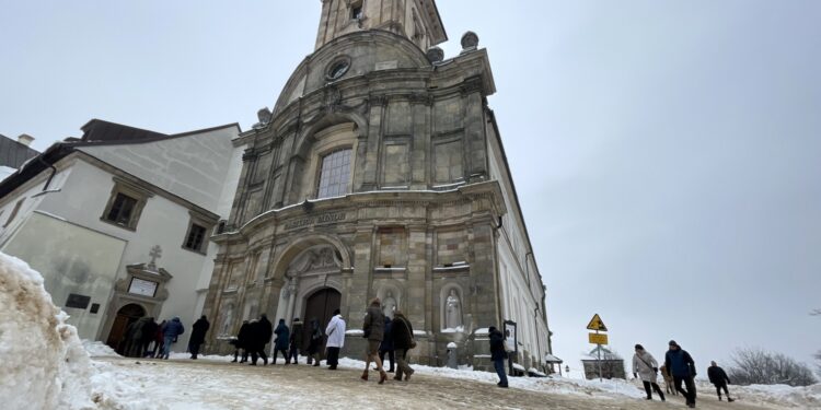 11.02.2023. Święty Krzyż. Turyści / Fot. Michał Kita - Radio Kielce