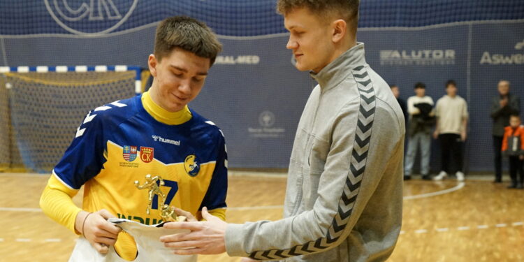 19.02.2024. Kielce. Turniej ćwierćfinałowy mistrzostw Polski juniorów. Na zdjęciu (od lewej): Kacper Olczyk - KS Vive Kielce, Cezary Surgiel - Industria Kielce / Fot. Kamil Król - Radio Kielce