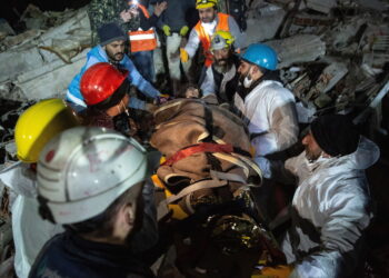 Turcja. Hatay. Członkowie zespołu ratowniczego niosą jedenastoletnią Lenę Maradini po jej ewakuacji z zawalonego budynku w następstwie potężnego trzęsienia ziemi / Fot. EPA/STR. Dostawca: PAP/EPA