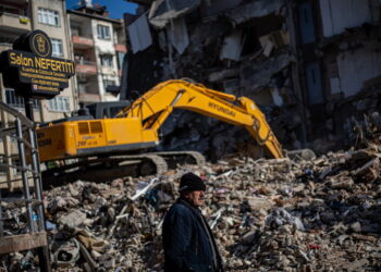 Mężczyzna stoi obok zawalonego budynku w następstwie potężnego trzęsienia ziemi w mieście Hatay, Turcja / Fot. EPA/MARTIN DIVISEK. Dostawca: PAP/EPA