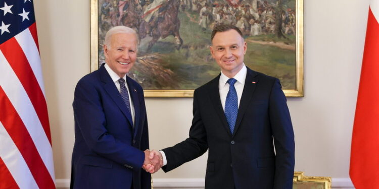 Na zdjęciu (od lewej): Joe Biden - prezydent USA i Andrzej Duda - prezydent RP podczas spotkania w Pałacu Prezydenckim w Warszawie / Fot. JAKUB SZYMCZUK / EPA / KPRP / HANDOUT HANDOUT EDITORIAL USE ONLY/NO SALES HANDOUT EDITORIAL USE ONLY/NO SALES Dostawca: PAP/EPA