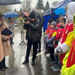 24.03.2022. Zawichost. Otwarcie ulicy Szkolnej. Na zdjęciu (od lewej): Katarzyna Kondziołka - burmistrz Zawichostu, poseł Agata Wojtyszek / Fot. Grażyna Szlęzak - Radio Kielce