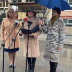 24.03.2022. Zawichost. Otwarcie ulicy Szkolnej. Na zdjęciu (od lewej): Katarzyna Kondziołka - burmistrz Zawichostu, poseł Agata Wojtyszek i Anna Paluch - wicedyrektor ARiMR w Kielcach / Fot. Grażyna Szlęzak - Radio Kielce