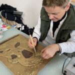 02.02.2023. Tokarnia. Konserwator Beata Chodak używa kautera / Fot. Dorota Klusek - Radio Kielce