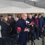 02.02.2023. Włostów. Inauguracja budowy Świętokrzyskiego Centrum Przedsiębiorczości Rolnej. Przed mikrofonem Tomasz Staniek – starosta opatowski / Fot. Marcin Marszałek – Radio Kielce
