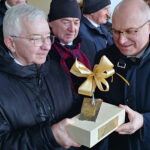 02.02.2023. Włostów. Inauguracja budowy Świętokrzyskiego Centrum Przedsiębiorczości Rolnej. Na zdjęciu Krzysztof Lipiec – poseł Prawa i Sprawiedliwości (z lewej) i Tomasz Staniek – starosta opatowski (z prawej) / Fot. Marcin Marszałek – Radio Kielce