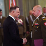 06.02.2023. Warszawa. Prezydent RP Andrzej Duda (z lewej) i obejmujący stanowisko Dowódcy Wojsk Obrony Terytorialnej gen. brygady Maciej Klisz (z prawej) podczas uroczystości przekazania obowiązków na stanowisku Dowódcy Generalnego Rodzajów Sił Zbrojnych w Pałacu Prezydenckim w Warszawie / Fot. PAP - Radek Pietruszka