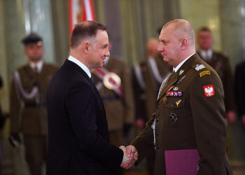 06.02.2023. Warszawa. Prezydent RP Andrzej Duda (z lewej) i obejmujący stanowisko Dowódcy Wojsk Obrony Terytorialnej gen. brygady Maciej Klisz (z prawej) podczas uroczystości przekazania obowiązków na stanowisku Dowódcy Generalnego Rodzajów Sił Zbrojnych w Pałacu Prezydenckim w Warszawie / Fot. PAP - Radek Pietruszka