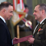 06.02.2023. Warszawa. Prezydent RP Andrzej Duda (z lewej) i obejmujący stanowisko Dowódcy Generalnego Rodzajów Sił Zbrojnych gen. Wiesław Kukuła (z prawej) podczas uroczystości przekazania obowiązków na stanowisku Dowódcy Generalnego Rodzajów Sił Zbrojnych w Pałacu Prezydenckim w Warszawie / Fot. PAP - Radek Pietruszka