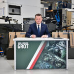 24.02.2023. Radom. Wicepremier i minister obrony narodowej Mariusz Błaszczak podczas uroczystości podpisania umowy na dostawę karabinów wyborowych MSBS GROT 7,62 x 51 mm NATO oraz aneksu do umowy na dostarczenie kolejnej partii karabinków MSBS GROT dla Sił Zbrojnych RP / Fot. PAP - Piotr Polak