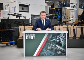 24.02.2023. Radom. Wicepremier i minister obrony narodowej Mariusz Błaszczak podczas uroczystości podpisania umowy na dostawę karabinów wyborowych MSBS GROT 7,62 x 51 mm NATO oraz aneksu do umowy na dostarczenie kolejnej partii karabinków MSBS GROT dla Sił Zbrojnych RP / Fot. PAP - Piotr Polak
