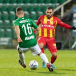 25.02.2023. Grodzisk Wielkopolski, 25.02.2023. Piłkarz Warty Poznań Miguel Luis (L) i David Gonzales Plata (P) z Korony Kielce podczas meczu Ekstraklasy. /Fot. Jakub Kaczmarczyk - PAP