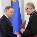03.02.2023. Warszawa. Uroczystości wpisania nowych obiektów zabytkowych na listę Pomników Historii. Na zdjęciu (od lewej): Andrzej Duda - prezydent RP, ksiądz prałat Michał Spociński, opiekun Kolegiaty p.w. św. Marcina / Fot. Przemysław Keler - KPRP