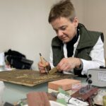 02.02.2023. Tokarnia. Konserwator Beata Chodak używa kautera / Fot. Dorota Klusek - Radio Kielce