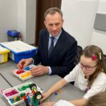 14.02.2023. Piekoszów. Otwarcie Pracowni Aktywnej Edukacji w Szkole Podstawowej w Piekoszowie. Na zdjęciu: Zbigniew Piątek - burmistrz Piekoszowa / Fot. Daniel Czwartosz - Radio Kielce