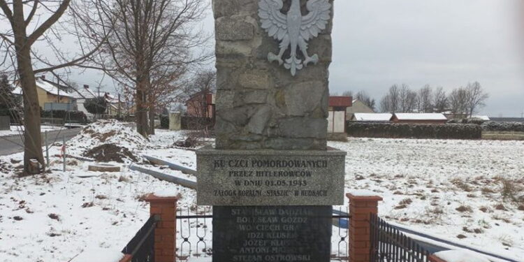 Jeziorko, gmina Nowa Słupia. Pomnik upamiętniający zamordowanych w czasie II wojny światowej. / Fot. Radio Kielce