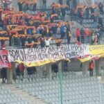 18.02.2023. Kielce. Suzuki Arena. Transparent kibiców Korony Kielce, skierowany do radnego Michała Brauna - Fot. Kielecka Piłka - Facebook