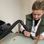 02.02.2023. Tokarnia. Beata Chodak przy renowacji ram używa odkurzacza muzealnego / Fot. Dorota Klusek - Radio Kielce