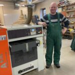 02.02.2023. Tokarnia. Marek Sędek korzysta z grubościówki / Fot. Dorota Klusek - Radio Kielce