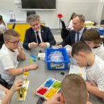 14.02.2023. Piekoszów. Otwarcie Pracowni Aktywnej Edukacji w Szkole Podstawowej w Piekoszowie. Na zdjęciu (w środku): Krzysztof Słoń - senator PiS i Zbigniew Piątek - burmistrz Piekoszowa / Fot. Daniel Czwartosz - Radio Kielce