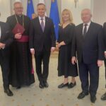 03.02.2023. Warszawa. Uroczystości wpisania nowych obiektów zabytkowych na listę Pomników Historii. Na zdjęciu (od lewej): Tomasz Staniek - starosta opatowski, ksiądz prałat Michał Spociński, opiekun Kolegiaty p.w. św. Marcina, Andrzej Duda - prezydent RP, Małgorzata Pruś - szef biura poselskiego posła Krzysztofa Lipca, poseł Krzysztof Lipiec, Grzegorz Gajewski - burmistrz Opatowa / Fot. Krzysztof Lipiec - Facebook