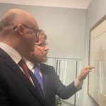 06.02.2023. Sandomierz. Wystawa w sandomierskim zamku. Na zdjęciu (od lewej): wiceminister Piotr Wawrzyk, Mikołaj Getka-Kenig - dyrektor Muzeum Zamkowego. / Fot. Grażyna Szlęzak - Radio Kielce