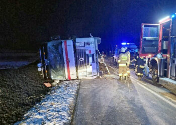 10.02.2023. Dziekanowice. Wypadek ciężarówki z węglem / Fot. KP PSP Pińczów