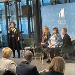 24.02.2023. Kielce. Spotkanie „Kiedy życie staje w miejscu” w „Poczekalni na dworcu” w Kielcach. Na zdjęciu (od lewej): dr hab. Marzena Marczewska, Lilia Sokołowska, Olga Chołodna i Oskar Prymarczuk / Fot. Paulina Michta - Radio Kielce