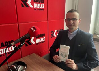 Ks. Wojciech Kania prezentuje tomik „Po drugiej stronie” / Fot. Grażyna Szlęzak - Radio Kielce