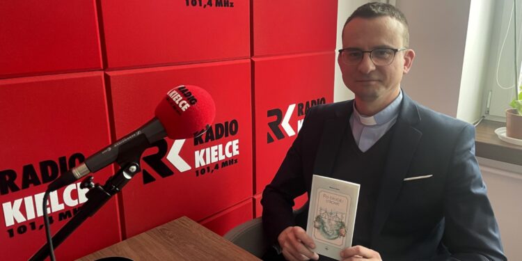 Ks. Wojciech Kania prezentuje tomik „Po drugiej stronie” / Fot. Grażyna Szlęzak - Radio Kielce